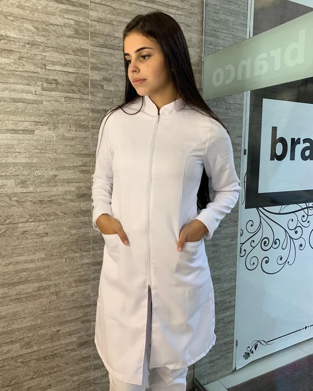 Modelo veste jaleco branco com zíper em uma loja Preto Branco